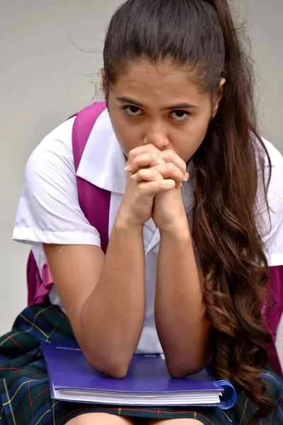 Studente Adolescente Scuola Ragazza Pregando Indossando Uniforme Scolastica — Foto Stock