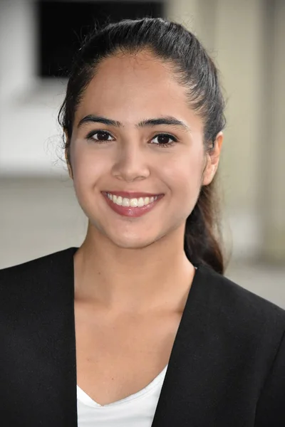 Yetişkin Kolombiyalı iş kadını gülümseyen