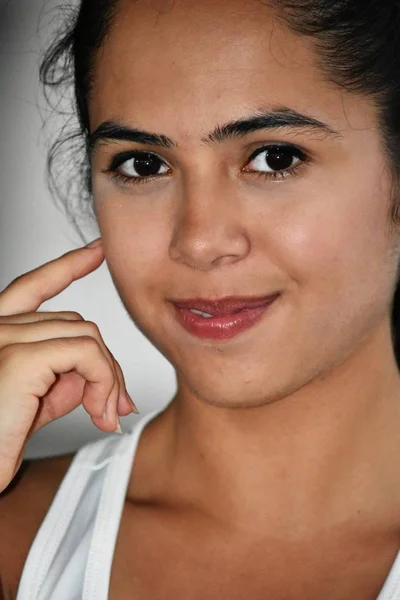 Şirin Kolombiyalı Genç Kız Portre — Stok fotoğraf