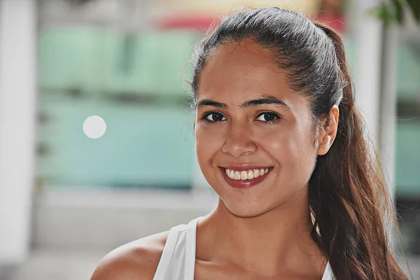 Sorrindo Bonito Colombiano Fêmea — Fotografia de Stock