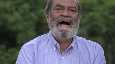 İspanyol kıdemli yaşlı adam gülüyor sakallı