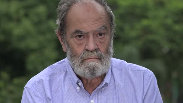 冷漠的大胡子西班牙裔老人 — 图库视频影像