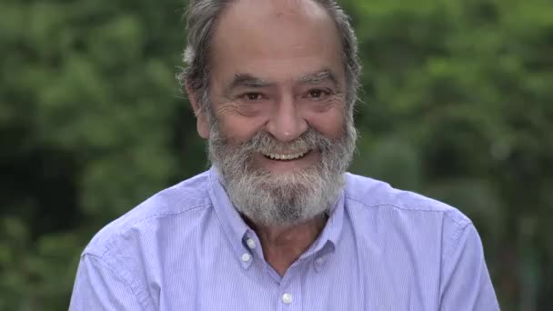 ヒスパニック系の年配の古い男性にひげを生やした笑顔 — ストック動画