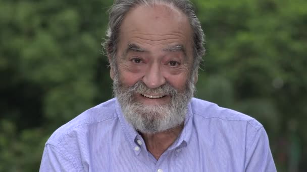 Gelukkig Bebaarde Hispanic Senior Oude Man — Stockvideo