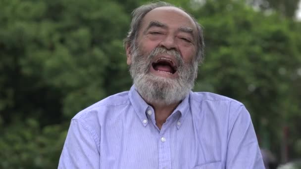 笑いシニア古い男のひげを生やしたヒスパニック — ストック動画