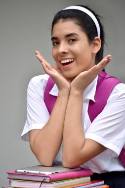 Gülümseyen sevimli Kolombiya kız öğrenci