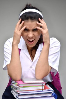 Endişeli kız öğrenci okul üniforması kitaplar