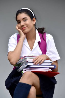 Okul üniforması giyen mutlu sevimli kişi