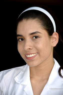 Gülümseyen şirin Kolombiyalı kadın