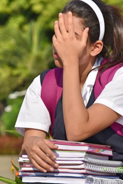 Katolik Kolombiya kız öğrenci ve umutsuzluk üniforma