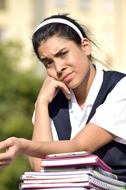 Şirin kız öğrenci ve üniforma üzüntü