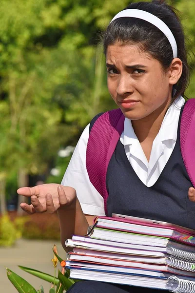 Escola Colombiana Católica Menina Fazendo Uma Decisão Vestindo Uniforme Escolar — Fotografia de Stock