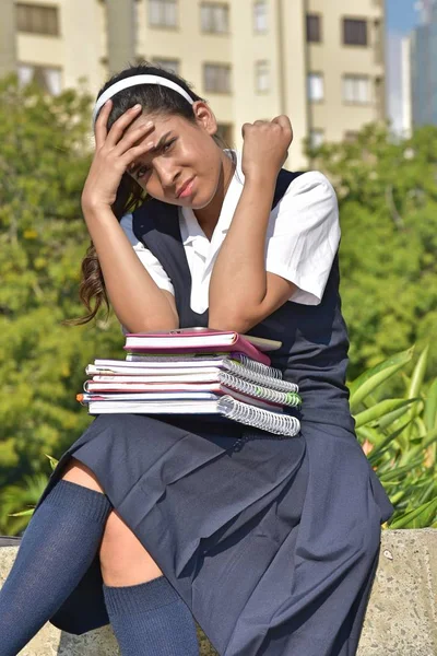 Menina Ansiosa Estudante Vestindo Uniforme Escolar Com Cadernos — Fotografia de Stock