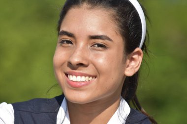 Gülümseyen bir Kolombiyalı genç