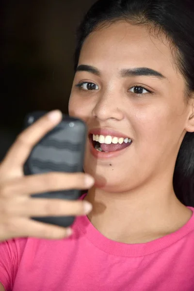 Žena Používající Mobilní Telefon Šťastná — Stock fotografie