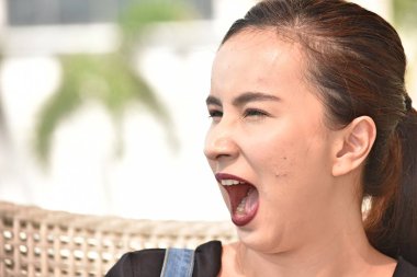 Şok bir genç kadın