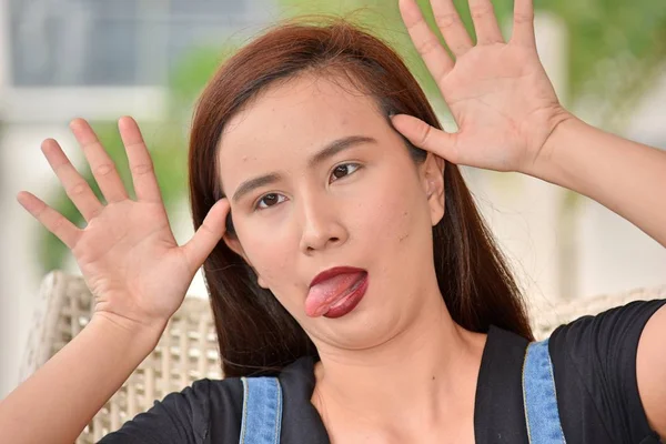 Asiático Feminino Fazendo Caras Engraçadas — Fotografia de Stock