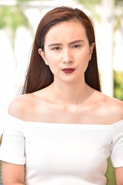 Ciddi genç Asya kişi