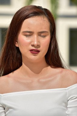 Gözleri kapalı olan dişi