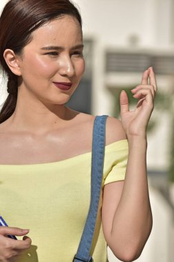 Şanslı genç farklı kız öğrenci