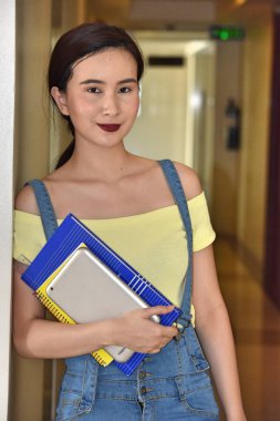 Genç azınlık kız öğrenci ve mutluluk