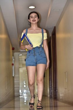 Yürüyen genç azınlık kız öğrenci