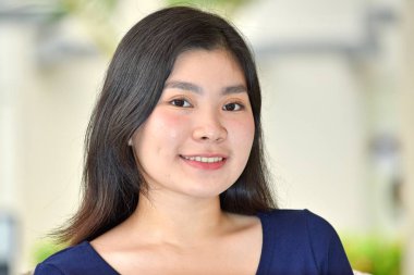 Gülümseyen Genç Çinli erkek