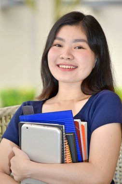 Kitaplar ile gülümseyen azınlık kız öğrenci