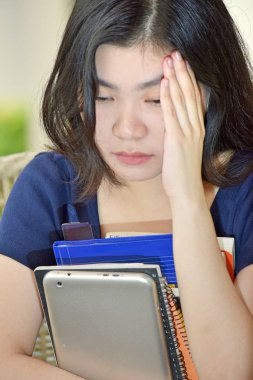 Hüzünlü güzel Filipina öğrenci genç liseli kız