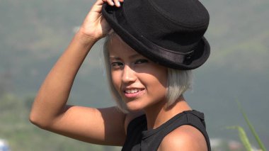 Teen şapkasıyla poz