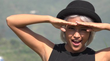 Mutlu genç kadın parlak güneş