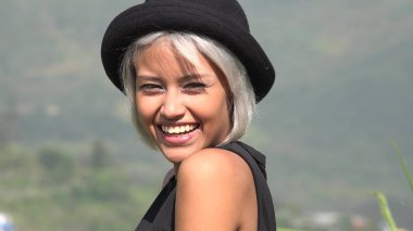 Gülümseyen bir Asyalı kadın