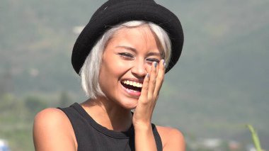 Mutlu heyecanlı Asyalı kadın