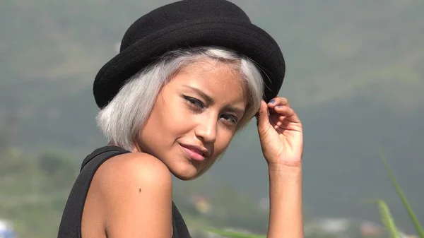 Giovane Donna Adolescente Posa Con Cappello — Foto Stock