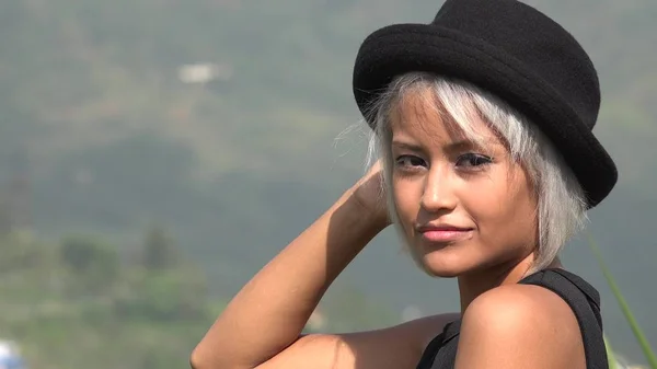 Mujer Joven Adolescente Posando Con Sombrero — Foto de Stock