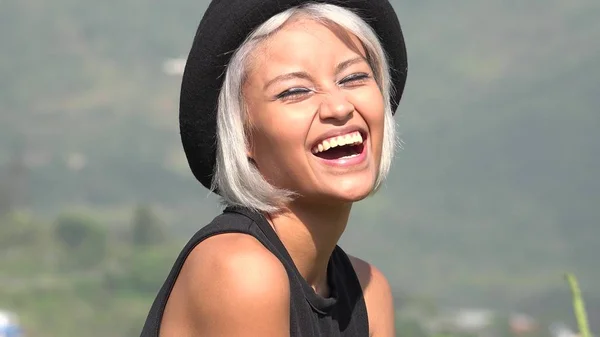 Mutlu Heyecanlı Asyalı Kadın — Stok fotoğraf
