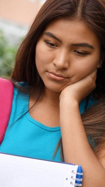 Üzücü bir Teen öğrenci