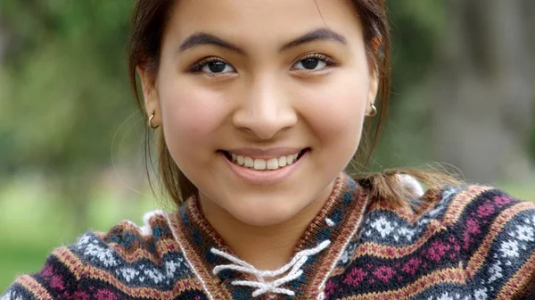 Eine Peruanische Teenagerin — Stockfoto
