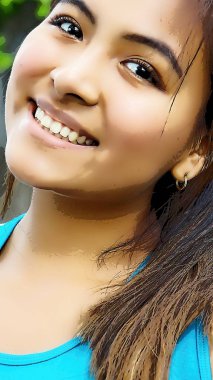 gülümseyen şirin kız