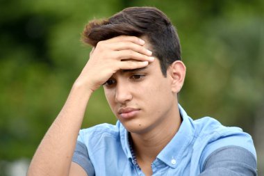 Üzgün farklı genç erkek