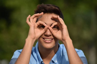 Bir arama Latino çocuk