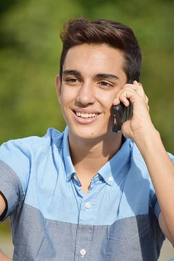 Latino çocuk cep telefonu kullanarak ve mutlu