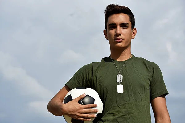 Αθλητική Ισπανόφωνος Αρσενικό Έφηβος Στρατιώτη Που Παρουσιάζουν — Φωτογραφία Αρχείου