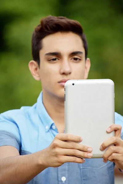 Adolescente Chico Usando Tableta Tomando Foto —  Fotos de Stock