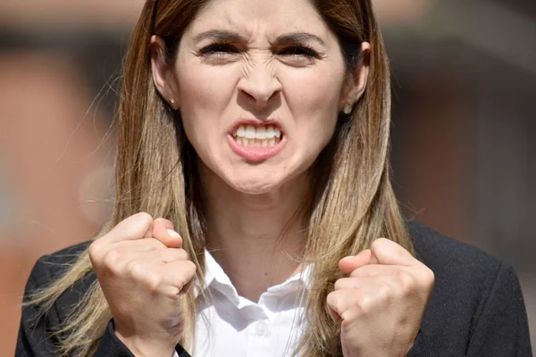 Θυμωμένος Ενήλικη Γυναίκα Που Φοράει Κοστούμι — Φωτογραφία Αρχείου