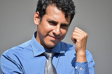 Yakışıklı Latin işadamı kravat giyiyor