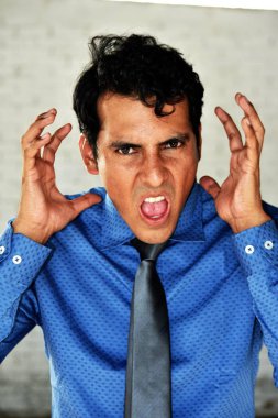 Kravat giyen stresli yakışıklı iş adamı