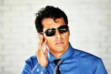 Çekici bir güvenlik görevlisi