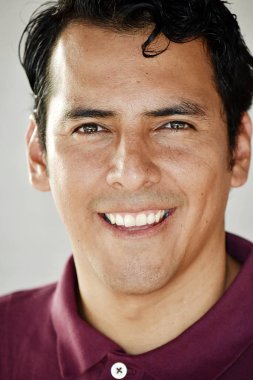 Kolombiyalı erkek gülümseyen orta yaşlı