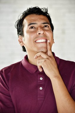 Yakışıklı bir erkek düşünme